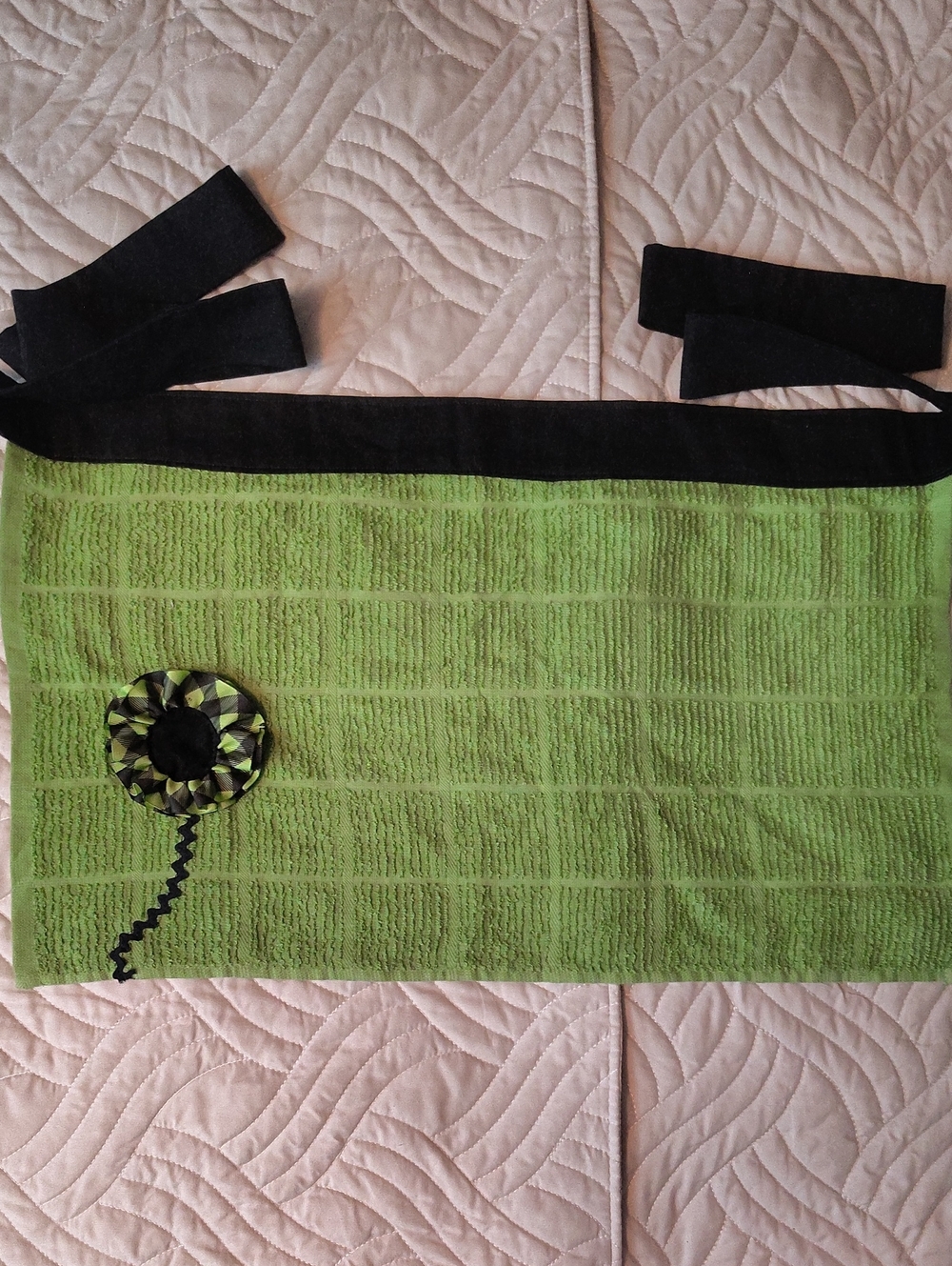 Vintage Kitchen Enthusiasts. Handmade Green Flower Towel Apron.